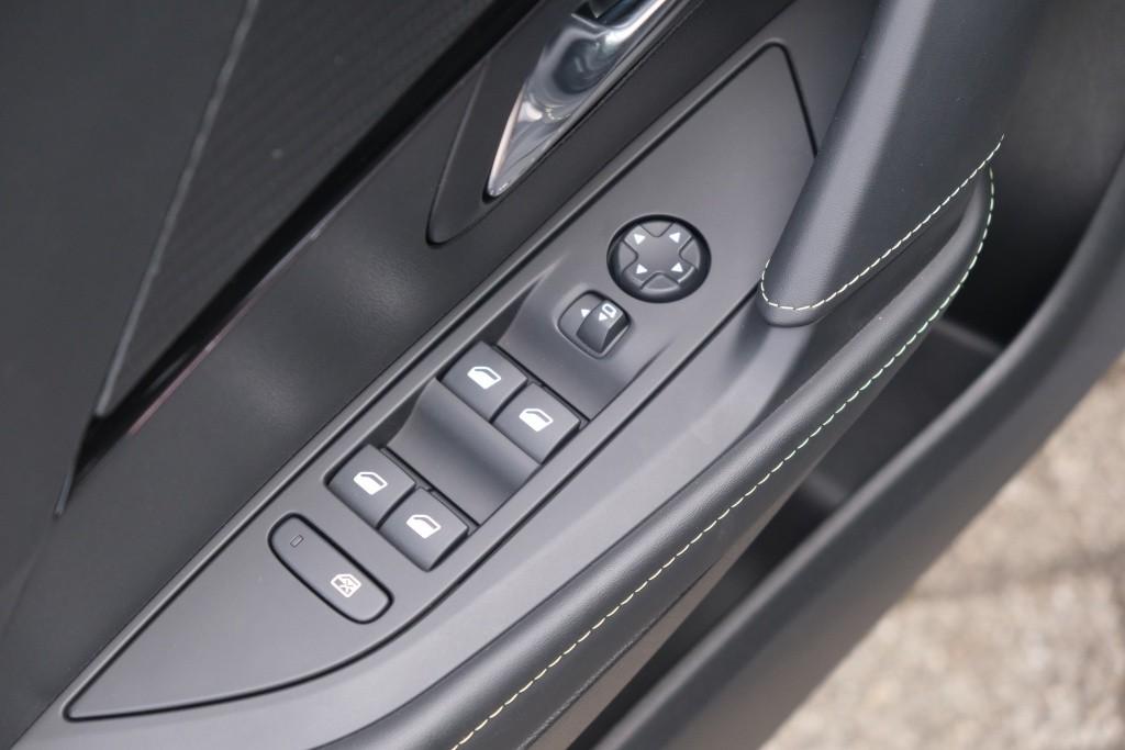Peugeot 208 1.2 PureTech 100pk EAT8 GT | App-Connect | Navi | Climate | Panoramadak | Full LED | Camera afbeelding 23