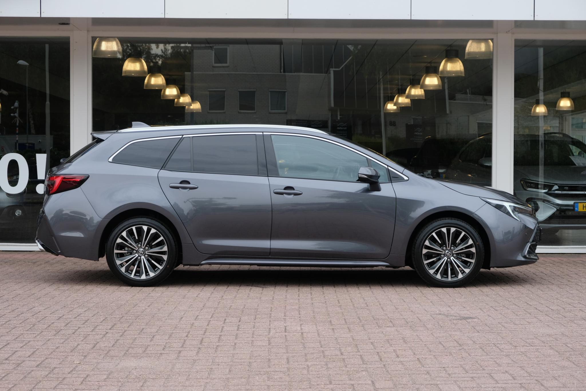 Toyota Corolla 1.8 Hybrid 140pk CVT Touring Sport Dynamic Toyota Corolla 1.8 Hybrid 140pk CVT Touring Sports First Edition | Navi | Climate | Adaptive Cruise | Keyless | Camera | Elektrische Achterklep afbeelding 4