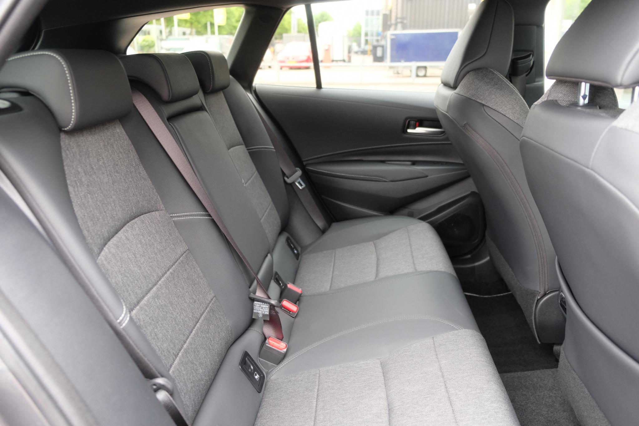 Toyota Corolla 1.8 Hybrid 140pk CVT Touring Sport Dynamic Toyota Corolla 1.8 Hybrid 140pk CVT Touring Sports First Edition | Navi | Climate | Adaptive Cruise | Keyless | Camera | Elektrische Achterklep afbeelding 10