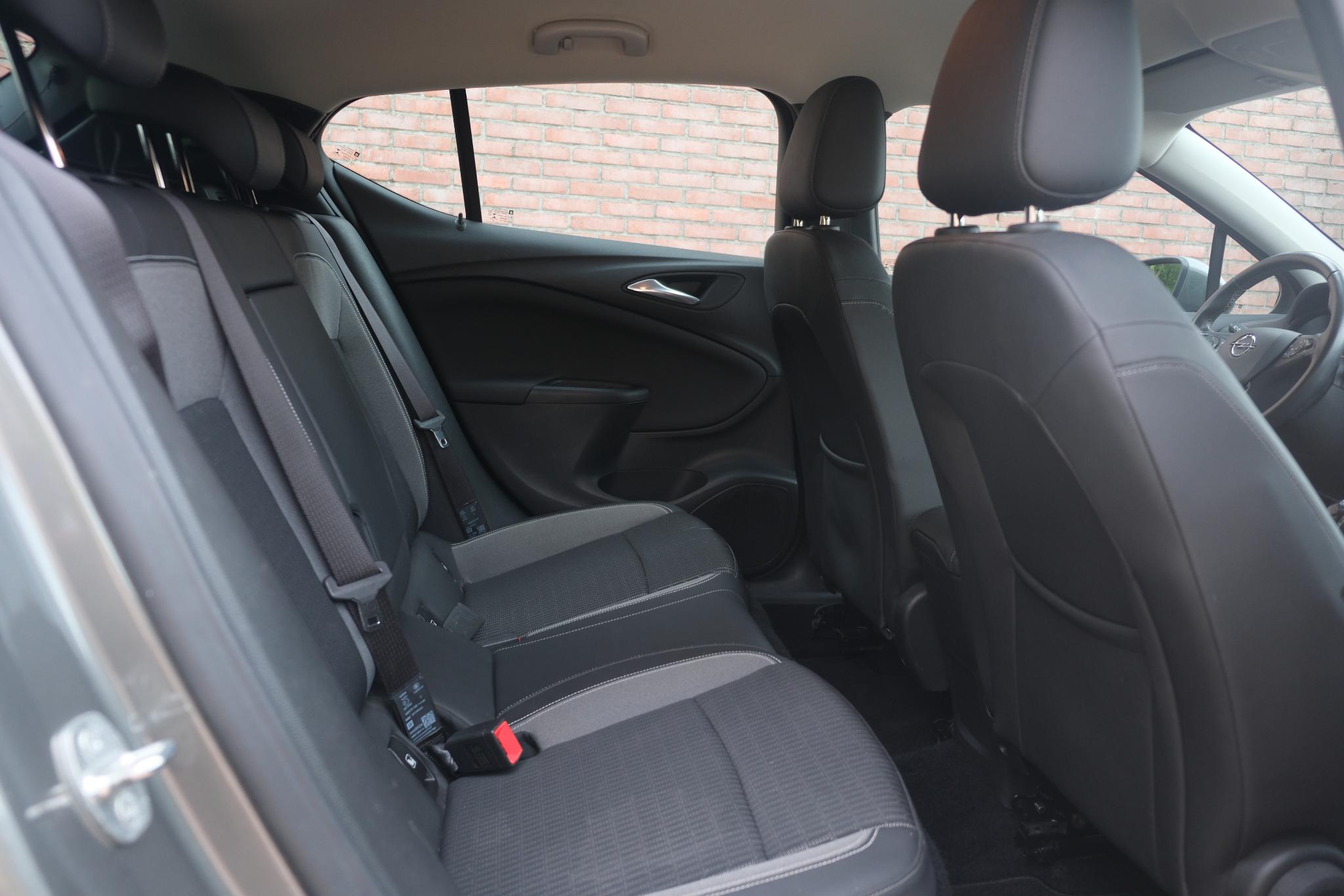 Opel Astra 1.2 Turbo 130pk 5-drs Elegance | Navi | App Connect | Climate | Cruise | Keyless | Camera | PDC | Trekhaak afbeelding 6