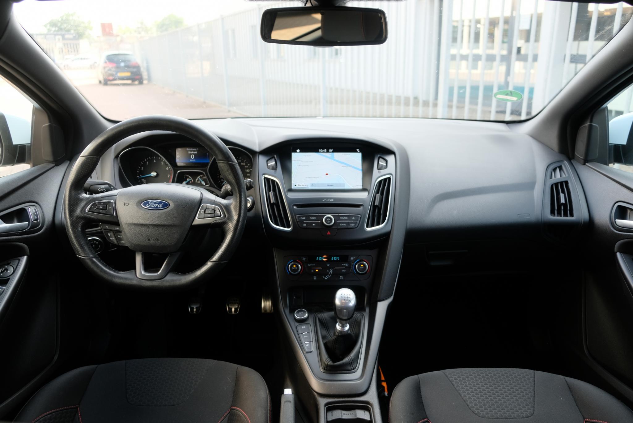 Ford Focus 1.0 EcoBoost 125pk ST-Line | Navi | 18" velgen | Parkassist | Climate | Cruise afbeelding 2
