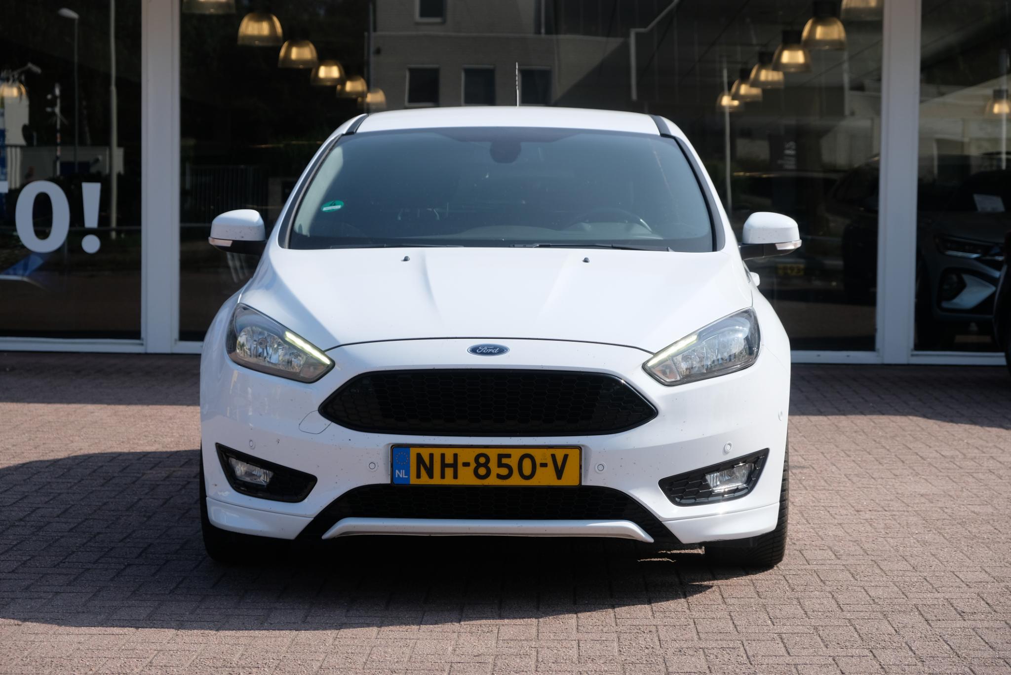 Ford Focus 1.0 EcoBoost 125pk ST-Line | Navi | 18" velgen | Parkassist | Climate | Cruise afbeelding 3