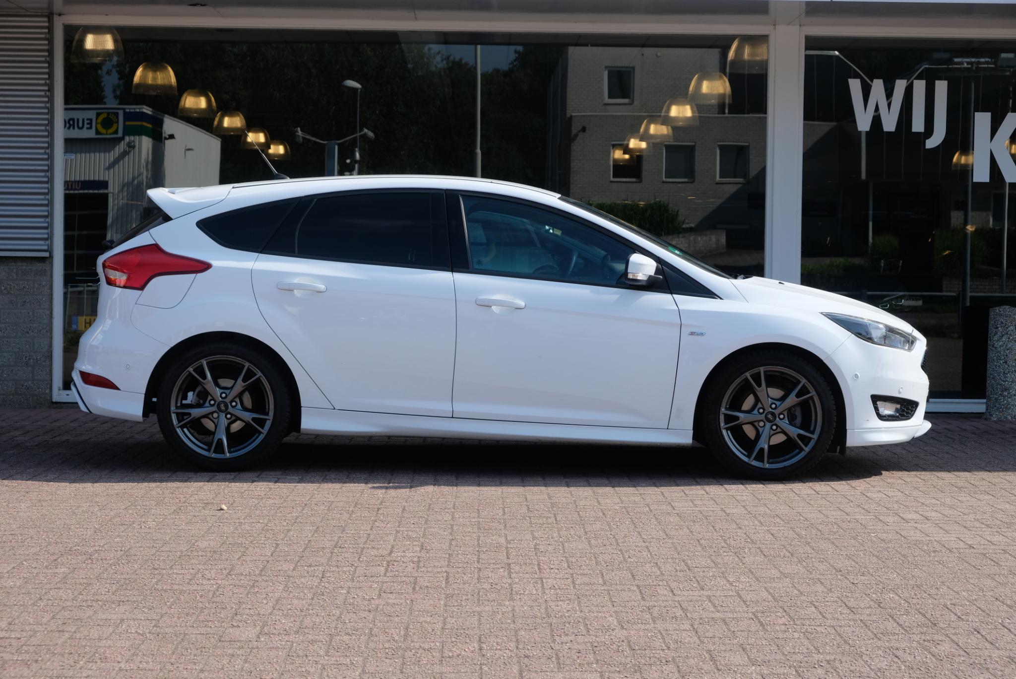 Ford Focus 1.0 EcoBoost 125pk ST-Line | Navi | 18" velgen | Parkassist | Climate | Cruise afbeelding 4