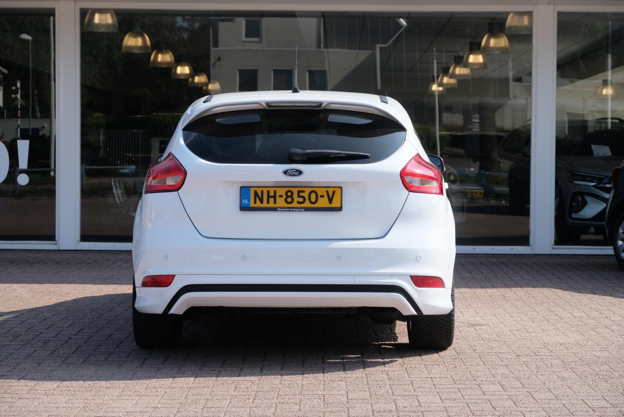 Ford Focus 1.0 EcoBoost 125pk ST-Line | Navi | 18" velgen | Parkassist | Climate | Cruise afbeelding 5