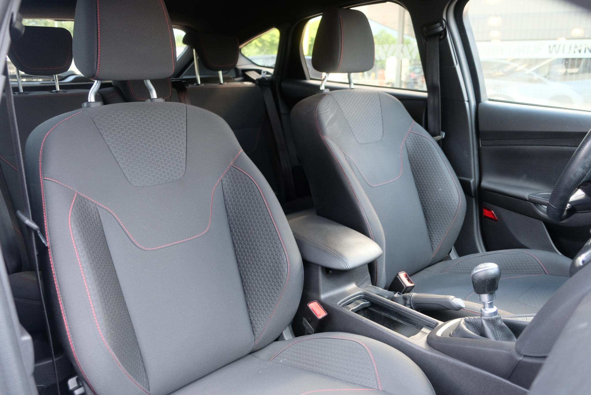 Ford Focus 1.0 EcoBoost 125pk ST-Line | Navi | 18" velgen | Parkassist | Climate | Cruise afbeelding 9