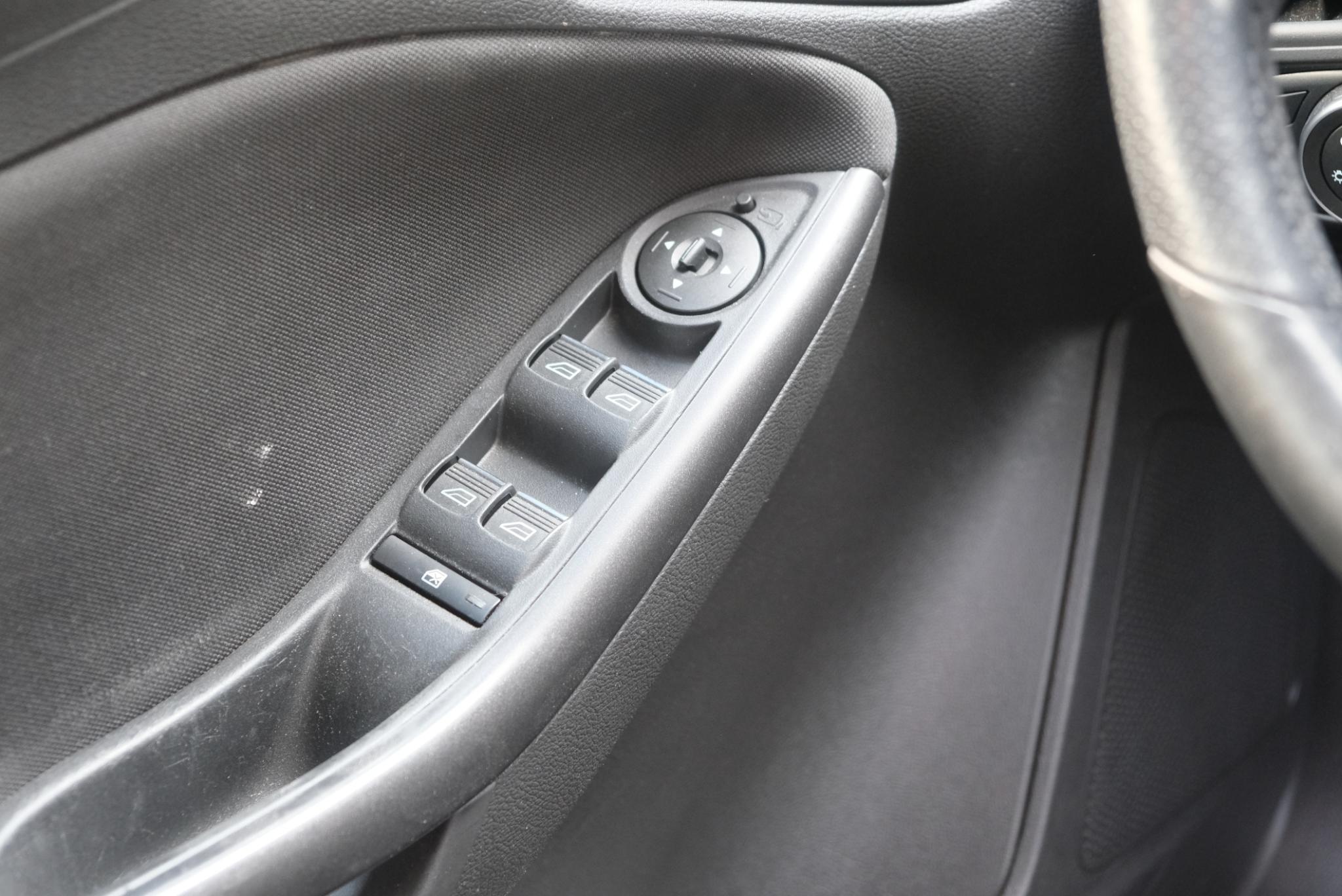 Ford Focus 1.0 EcoBoost 125pk ST-Line | Navi | 18" velgen | Parkassist | Climate | Cruise afbeelding 17