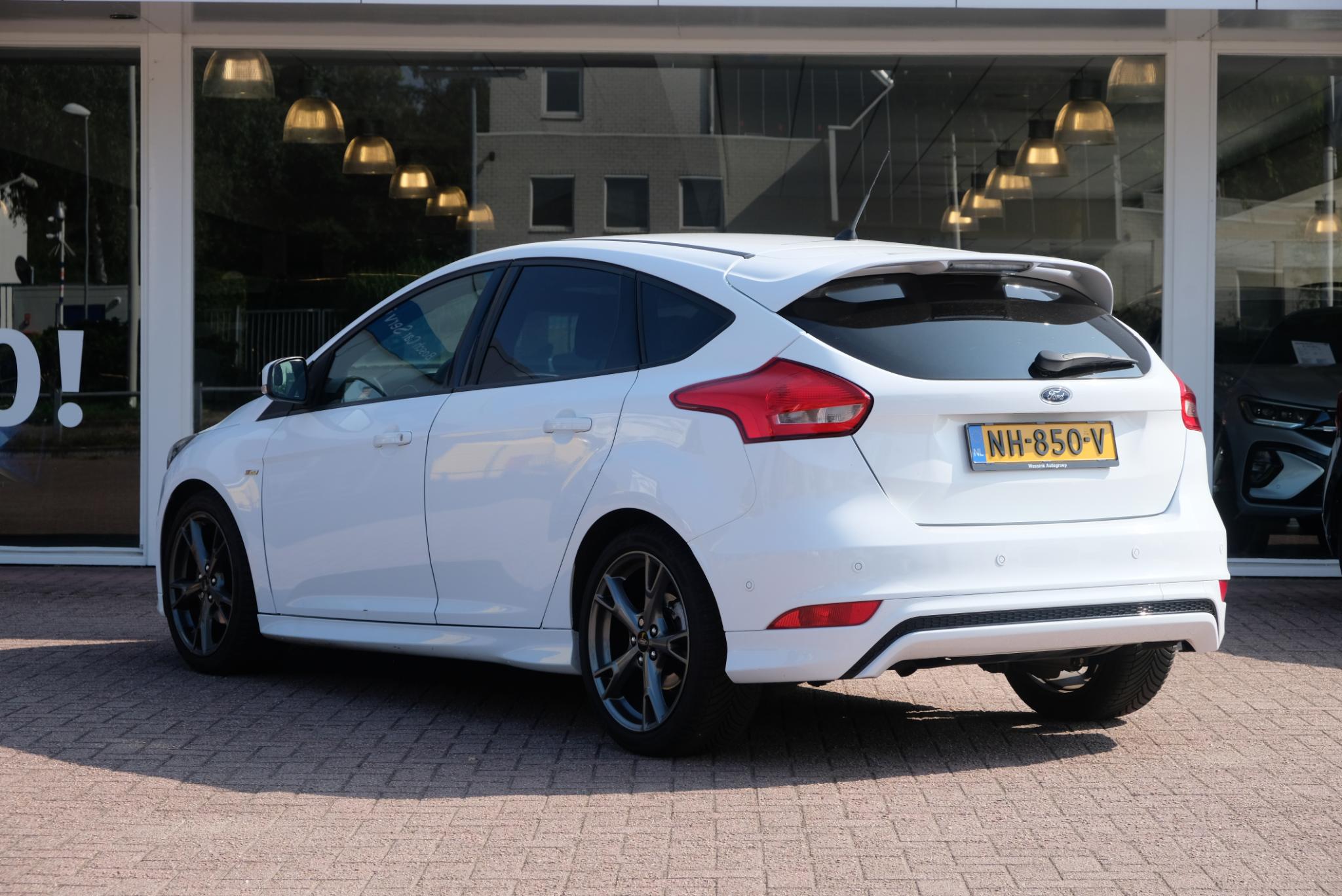 Ford Focus 1.0 EcoBoost 125pk ST-Line | Navi | 18" velgen | Parkassist | Climate | Cruise afbeelding 22