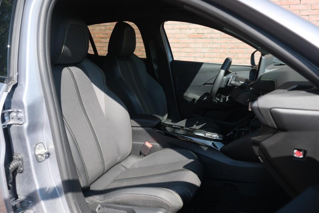Peugeot 208 1.2 Hybrid 145pk e-DCS6 GT | App Connect | Climate | Adaptive Cruise | Keyless | Camera | Blind Spot | PDC afbeelding 5