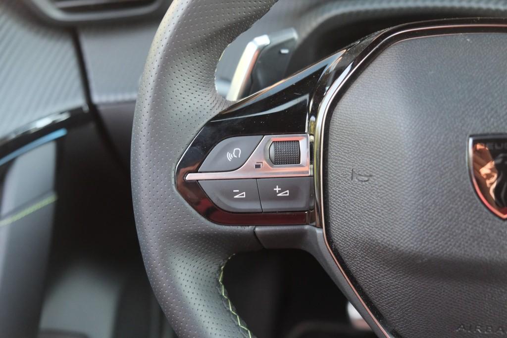 Peugeot 208 1.2 Hybrid 145pk e-DCS6 GT | App Connect | Climate | Adaptive Cruise | Keyless | Camera | Blind Spot | PDC afbeelding 8
