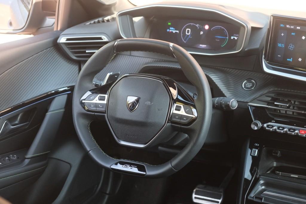 Peugeot 208 1.2 Hybrid 145pk e-DCS6 GT | App Connect | Climate | Adaptive Cruise | Keyless | Camera | Blind Spot | PDC afbeelding 12