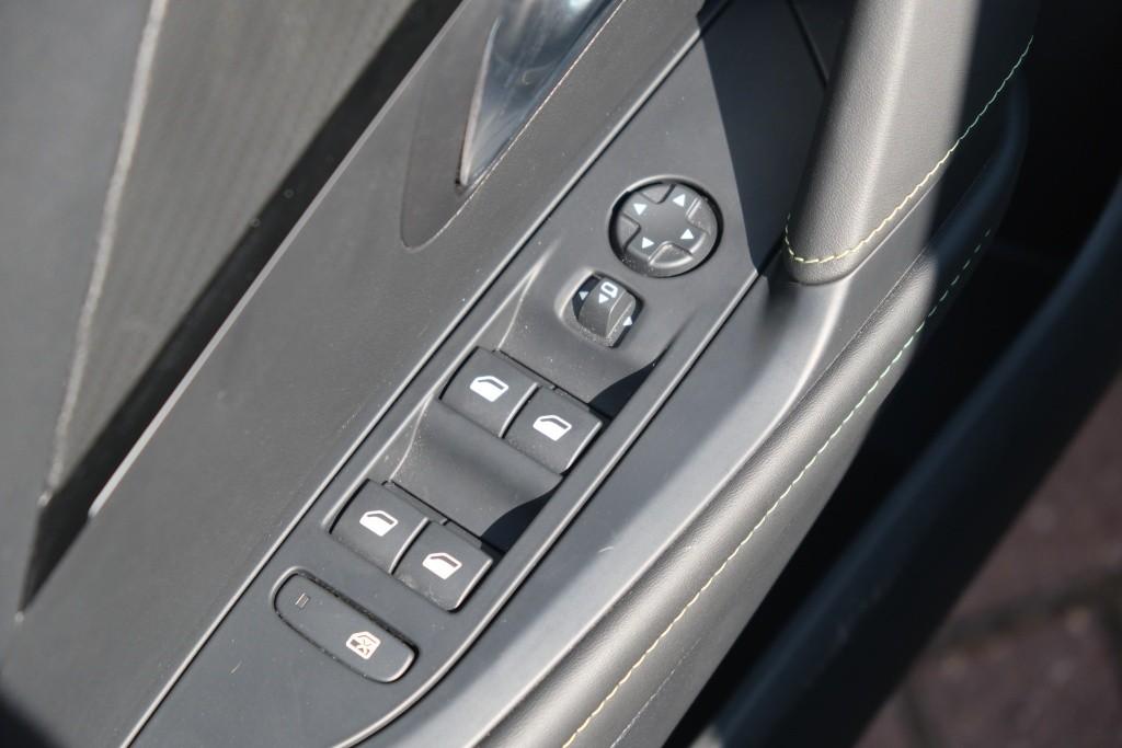 Peugeot 208 1.2 Hybrid 145pk e-DCS6 GT | App Connect | Climate | Adaptive Cruise | Keyless | Camera | Blind Spot | PDC afbeelding 24