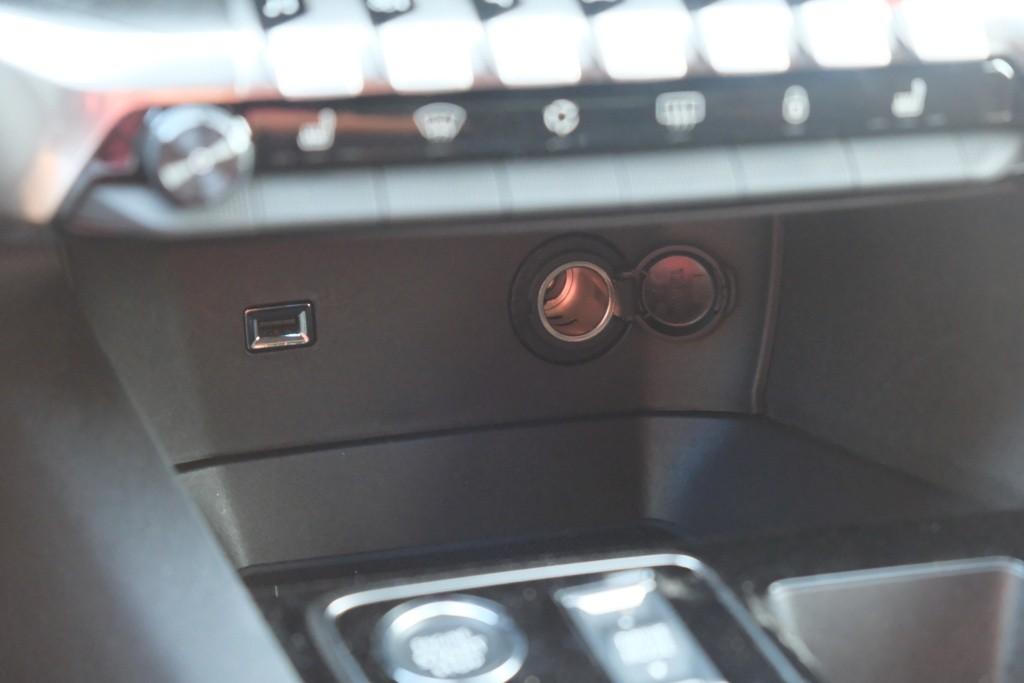 Peugeot 3008 1.2 Hybrid 145pk e-DCS6 Allure Pack Business | Navi | App Connect | Cruise | Climate | Keyless | Camera | Elektrische Achterklep afbeelding 24