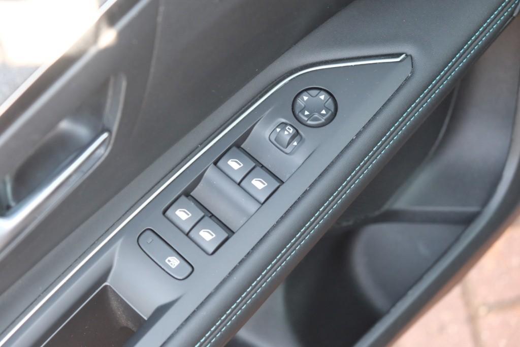 Peugeot 3008 1.2 Hybrid 145pk e-DCS6 Allure Pack Business | Navi | App Connect | Cruise | Climate | Keyless | Camera | Elektrische Achterklep afbeelding 25