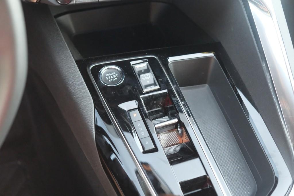 Peugeot 3008 1.6 Plug-in HYbrid 180pk EAT8 Allure Pack Business | Navi | App Connect | Adaptive Cruise | Climate | Keyless | Camera | Blind Spot afbeelding 22