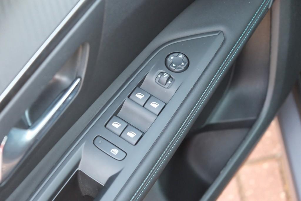 Peugeot 3008 1.6 Plug-in HYbrid 180pk EAT8 Allure Pack Business | Navi | App Connect | Adaptive Cruise | Climate | Keyless | Camera | Blind Spot afbeelding 21