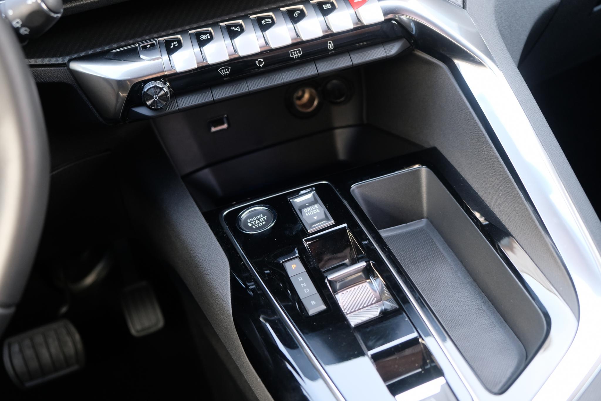 Peugeot 3008 1.6 Plug-in HYbrid 180pk EAT8 Allure Pack Business | Navi | App Connect | Adaptive Cruise | Climate | Keyless | Camera | Blind Spot afbeelding 13