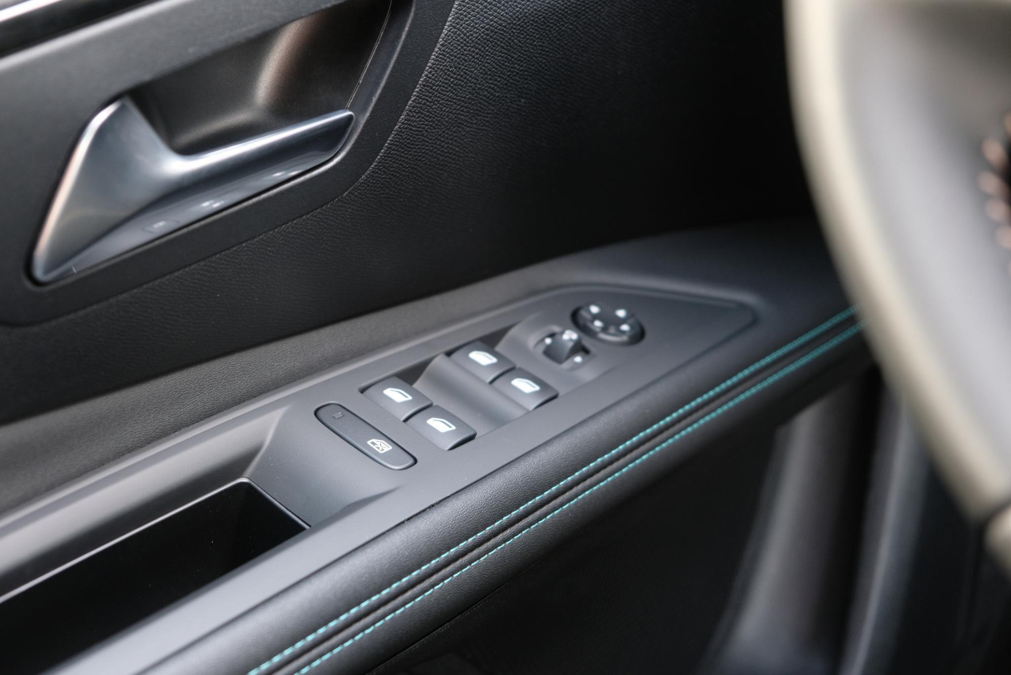 Peugeot 3008 1.6 Plug-in HYbrid 180pk EAT8 Allure Pack Business | Navi | App Connect | Adaptive Cruise | Climate | Keyless | Camera | Blind Spot afbeelding 21