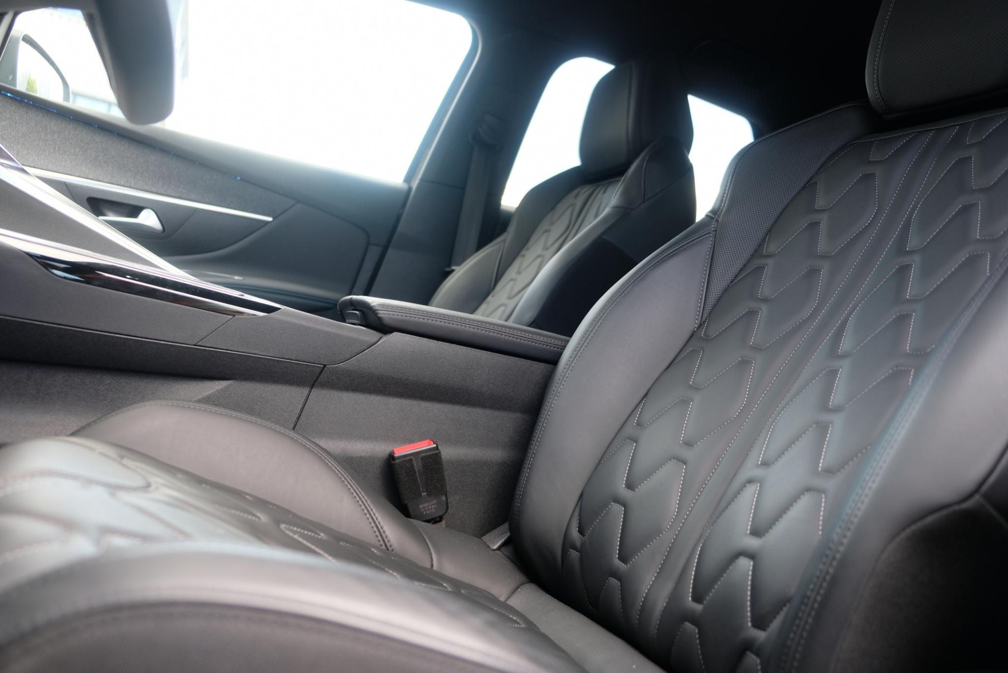 Peugeot 3008 1.2 Hybrid 145pk e-DCS6 Allure Pack Business | Navi | App Connect | Cruise | Climate | Keyless | Camera | Elektrische Achterklep afbeelding 21