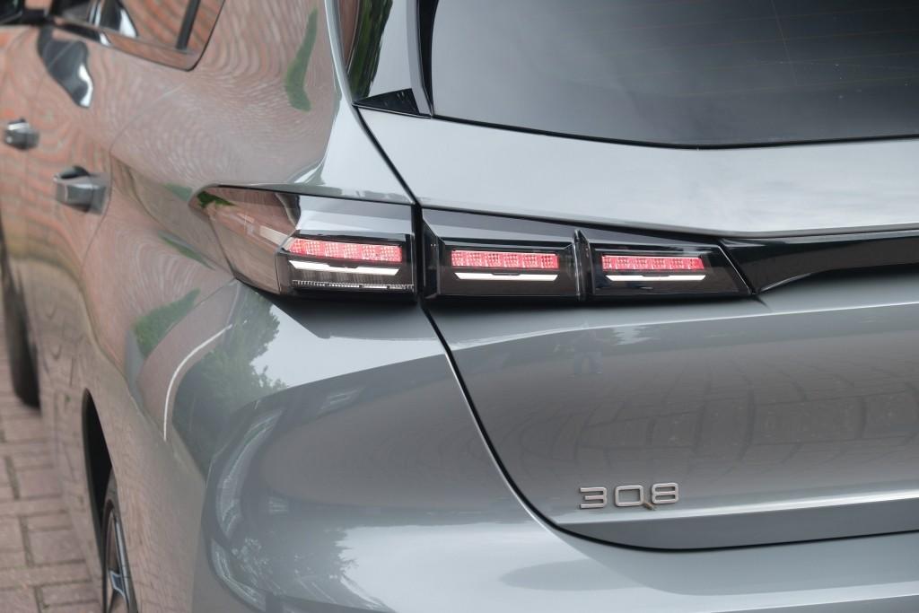Peugeot 308 1.2 PureTech 130pk EAT8 Allure | Navi | Climate | Adaptive Cruise | Full LED | 360° Camera | Keyless | PDC afbeelding 24