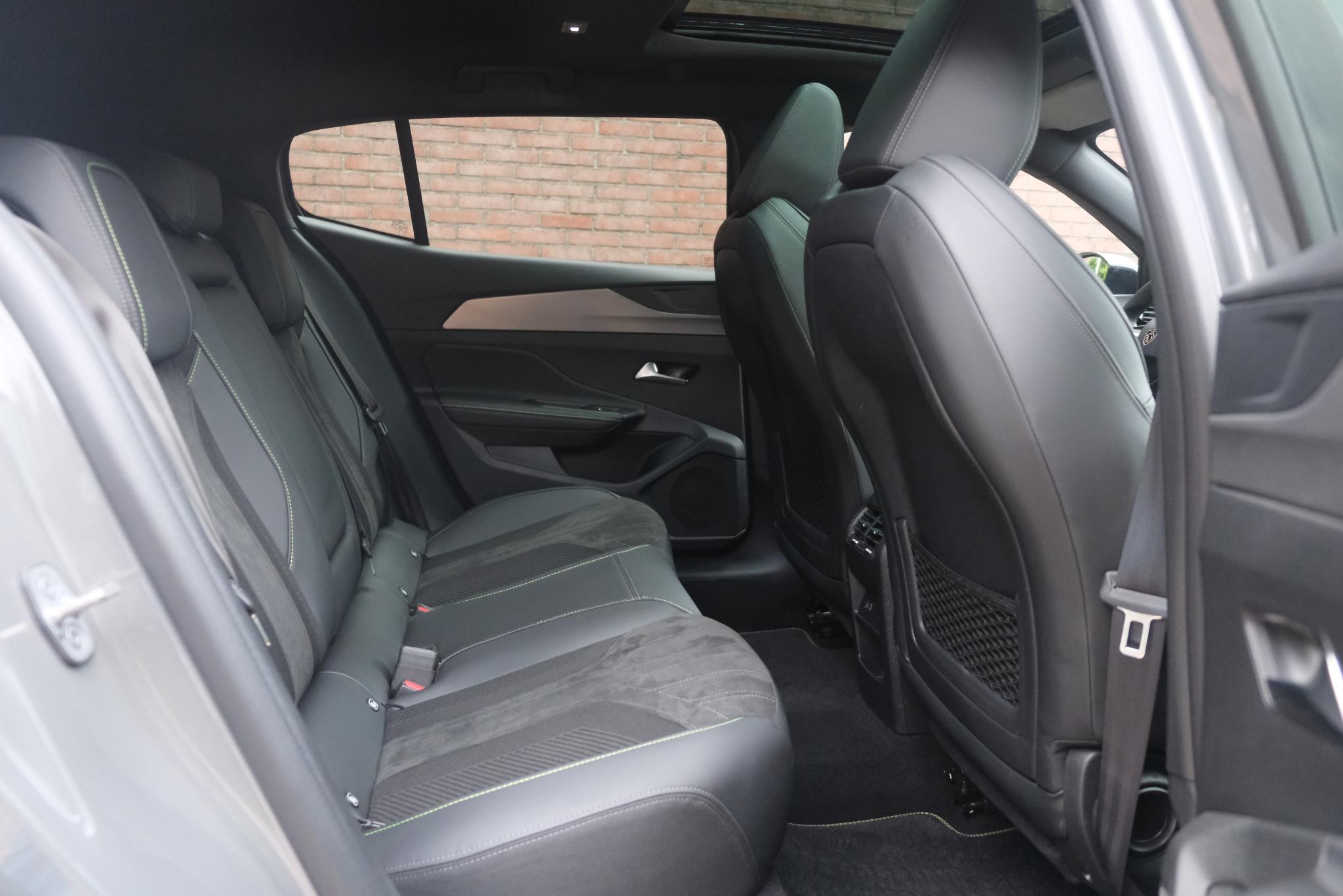 Peugeot 408 1.6 plug-in HYbrid 180pk EAT8 GT | Navi | Adaptive Cruise | Panoramadak | Keyless | 360° Camera | Matrix LED | Elektrische Achterklep | Blind Spot afbeelding 6