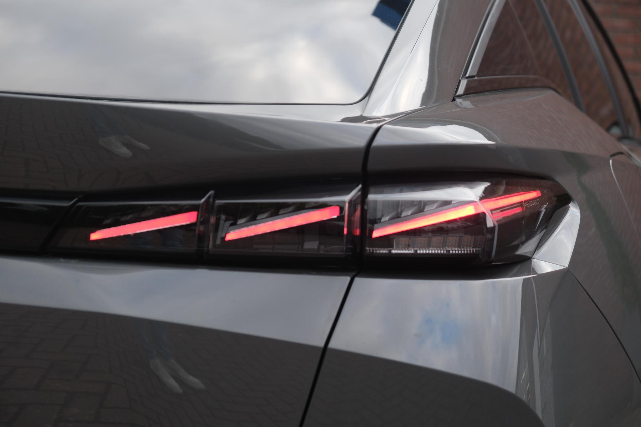 Peugeot 408 1.6 plug-in HYbrid 180pk EAT8 GT | Navi | Adaptive Cruise | Panoramadak | Keyless | 360° Camera | Matrix LED | Elektrische Achterklep | Blind Spot afbeelding 27