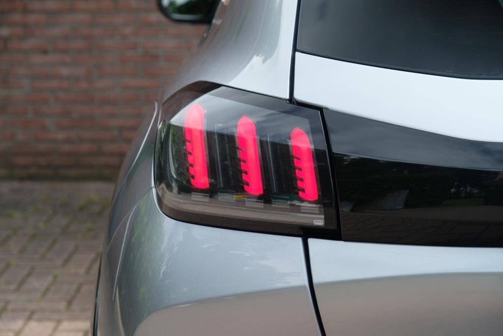 Peugeot 208 1.2 PureTech 100pk GT | Navi | Climate | Adaptive Cruise | Camera | Keyless | PDC afbeelding 25