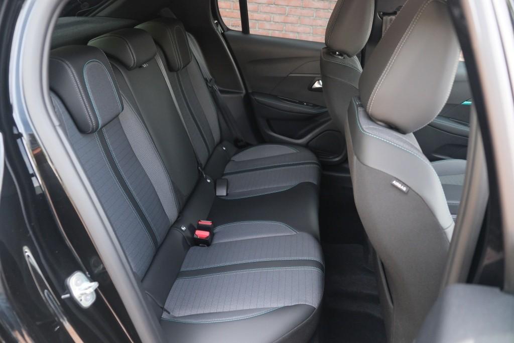 Peugeot 208 1.2 PureTech 100pk Allure Pack | App Connect | Climate | Adaptive Cruise | Camera | Keyless | PDC afbeelding 3