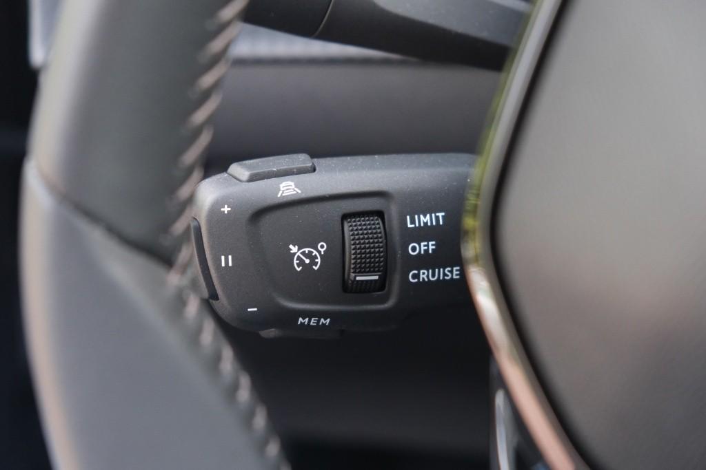 Peugeot 208 1.2 PureTech 100pk Allure Pack | App Connect | Climate | Adaptive Cruise | Camera | Keyless | PDC afbeelding 10