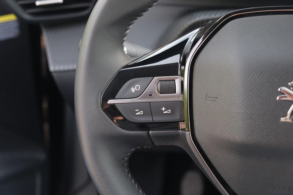 Peugeot 208 1.2 PureTech 100pk Allure Pack | App Connect | Climate | Adaptive Cruise | Camera | Keyless | PDC afbeelding 11