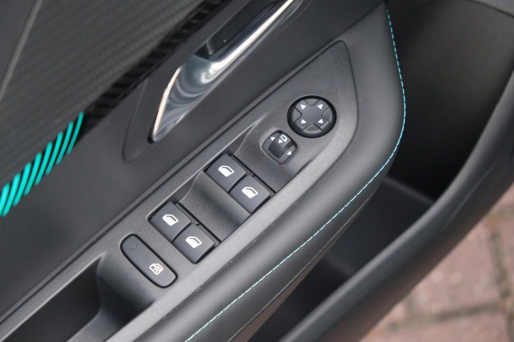 Peugeot 208 1.2 PureTech 100pk Allure Pack | App Connect | Climate | Adaptive Cruise | Camera | Keyless | PDC afbeelding 25