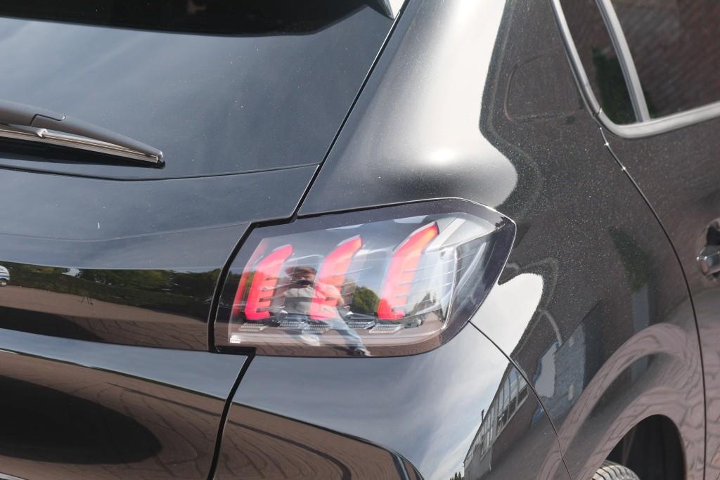 Peugeot 208 1.2 PureTech 100pk Allure Pack | App Connect | Climate | Adaptive Cruise | Camera | Keyless | PDC afbeelding 28