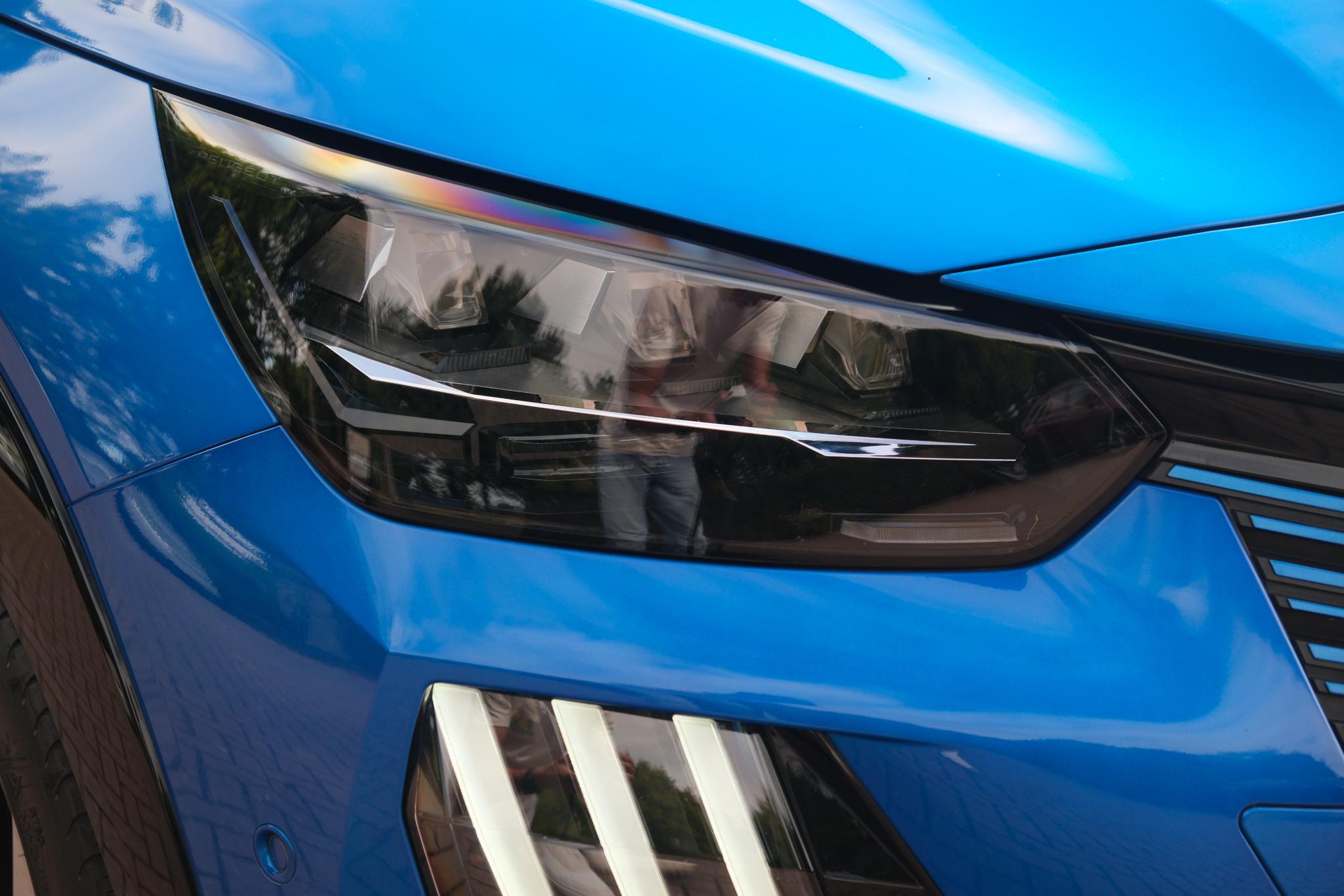 Peugeot 208 1.2 Hybrid 145pk e-DCS6 GT | Navi | App Connect | Climate | Adaptive Cruise | Keyless | Camera | Blind Spot | PDC afbeelding 2
