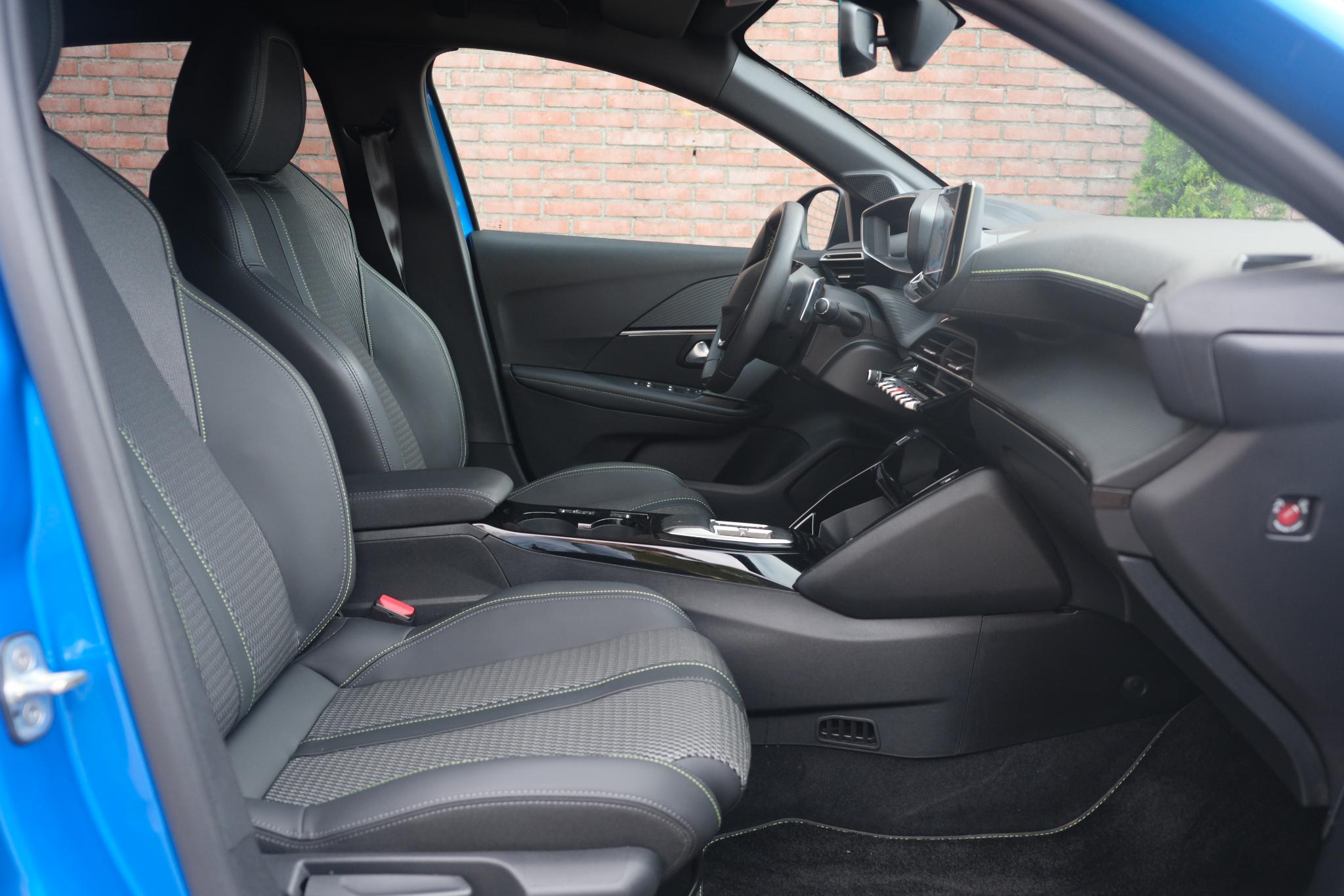 Peugeot 208 1.2 Hybrid 145pk e-DCS6 GT | Navi | App Connect | Climate | Adaptive Cruise | Keyless | Camera | Blind Spot | PDC afbeelding 3