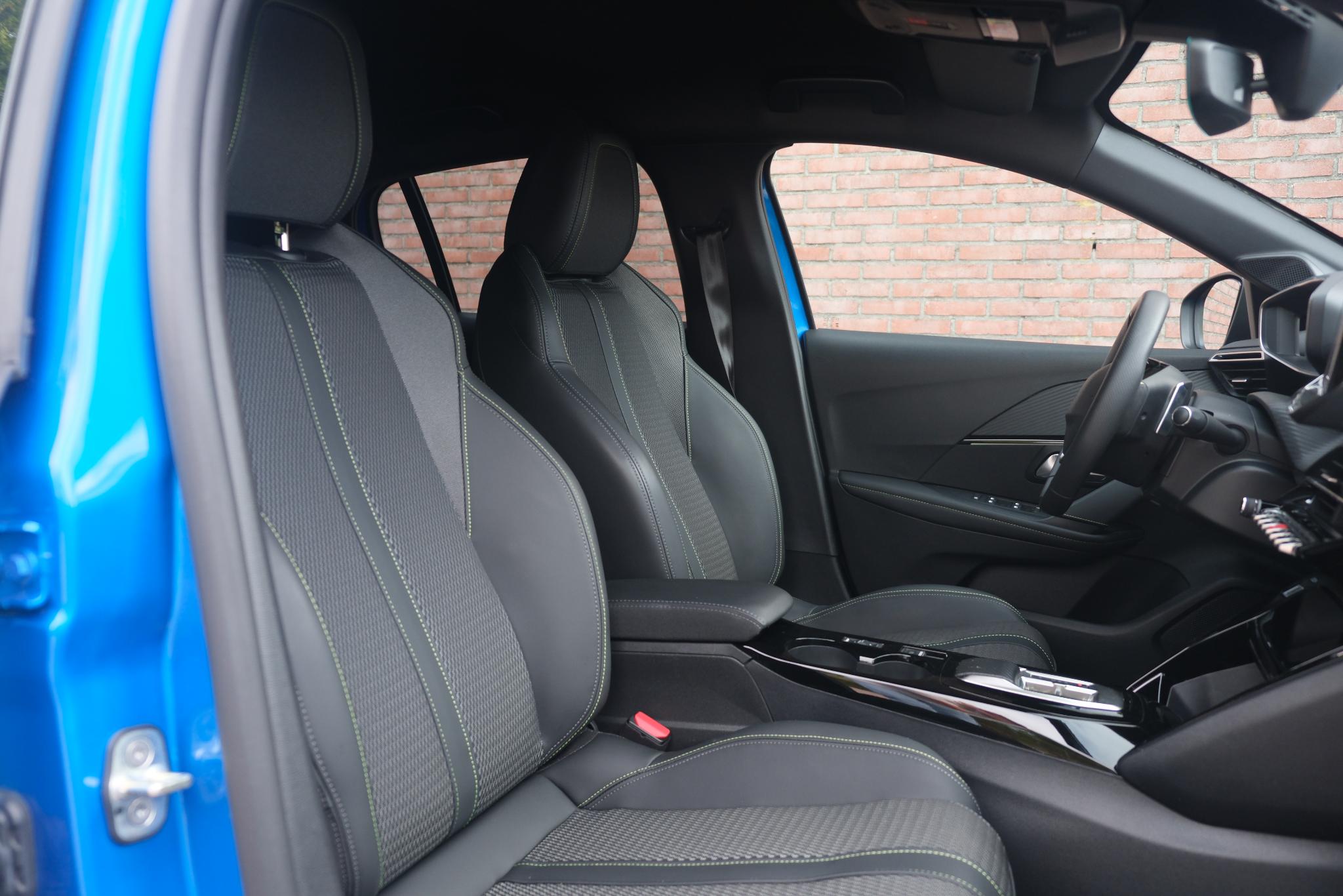 Peugeot 208 1.2 Hybrid 145pk e-DCS6 GT | Navi | App Connect | Climate | Adaptive Cruise | Keyless | Camera | Blind Spot | PDC afbeelding 4