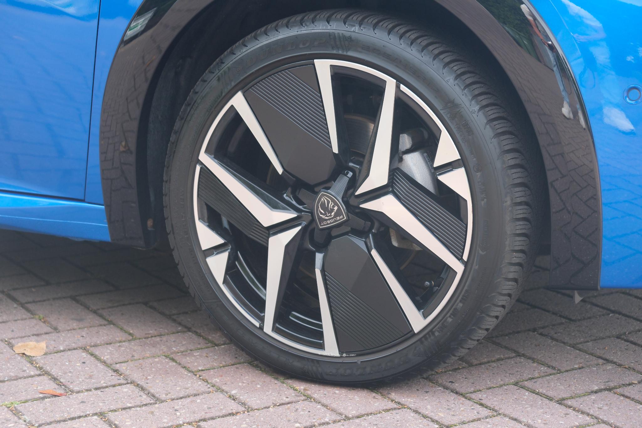 Peugeot 208 1.2 Hybrid 145pk e-DCS6 GT | Navi | App Connect | Climate | Adaptive Cruise | Keyless | Camera | Blind Spot | PDC afbeelding 25