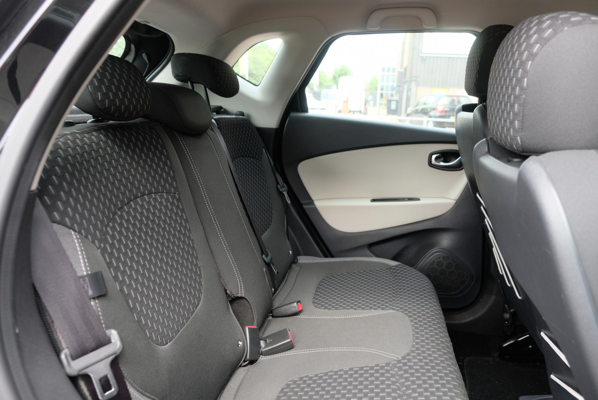 Renault Captur 0.9 TCe 90pk Intens | Navi | Camera | Trekhaak | Dodehoek | Climate afbeelding 10