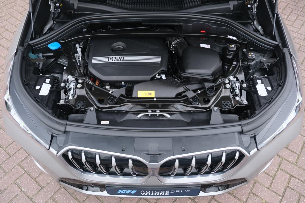 BMW X1 xDrive25e 245pk Aut. M Sport | Navi | Climate | Keyless | Camera | Alcatara | Elektrische Achterklep | Stoelverwarming | PDC afbeelding 3