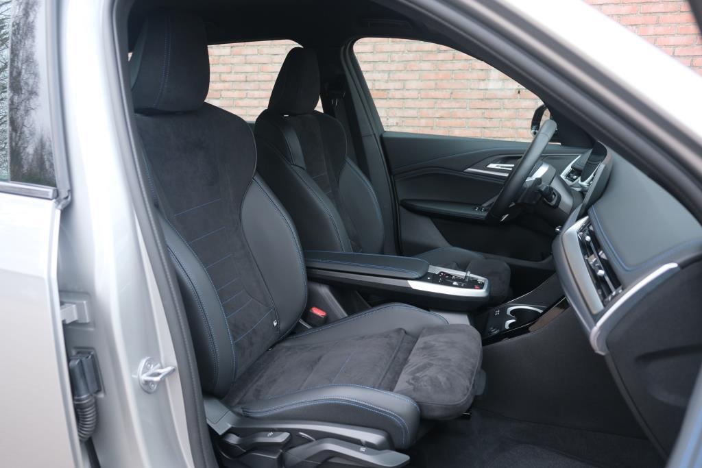 BMW X1 xDrive25e 245pk Aut. M Sport | Navi | Climate | Keyless | Camera | Alcatara | Elektrische Achterklep | Stoelverwarming | PDC afbeelding 4