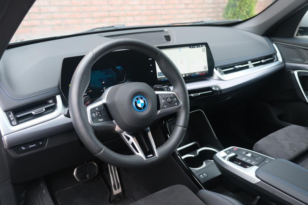 BMW X1 xDrive25e 245pk Aut. M Sport | Navi | Climate | Keyless | Camera | Alcatara | Elektrische Achterklep | Stoelverwarming | PDC afbeelding 8