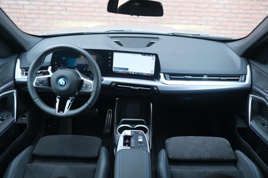 BMW X1 xDrive25e 245pk Aut. M Sport | Navi | Climate | Keyless | Camera | Alcatara | Elektrische Achterklep | Stoelverwarming | PDC afbeelding 9