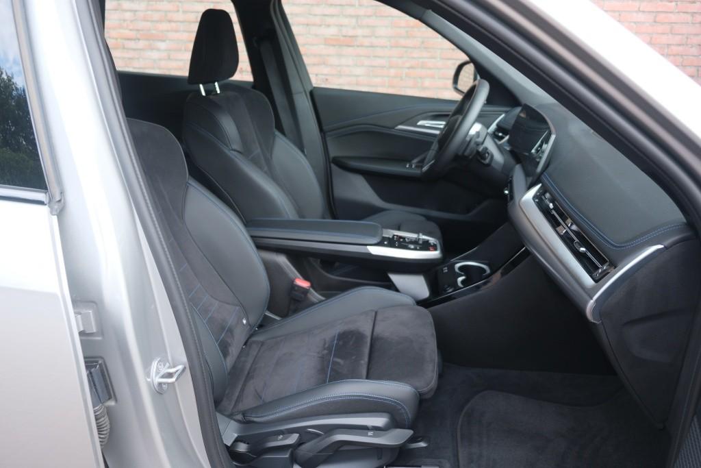 BMW X1 xDrive25e 245pk Aut. M Sport | Navi | Climate | Keyless | Camera | Alcatara | Elektrische Achterklep | Stoelverwarming | PDC afbeelding 4