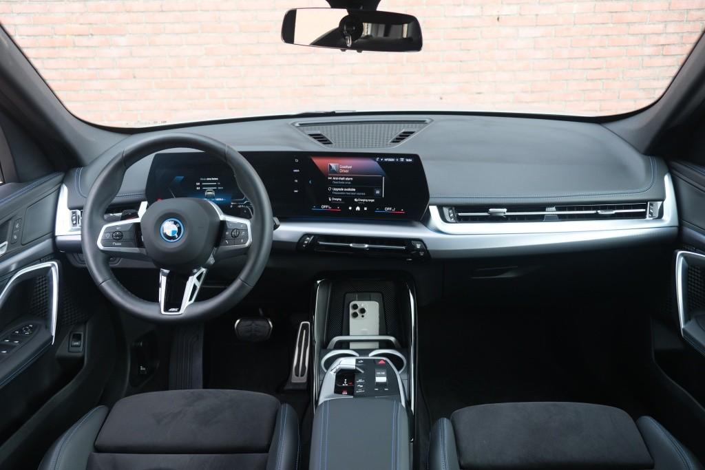 BMW X1 xDrive25e 245pk Aut. M Sport | Navi | Climate | Keyless | Camera | Alcatara | Elektrische Achterklep | Stoelverwarming | PDC afbeelding 7