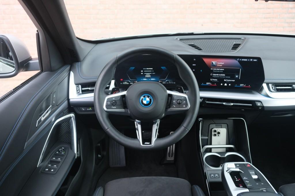 BMW X1 xDrive25e 245pk Aut. M Sport | Navi | Climate | Keyless | Camera | Alcatara | Elektrische Achterklep | Stoelverwarming | PDC afbeelding 14