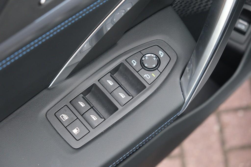 BMW X1 xDrive25e 245pk Aut. M Sport | Navi | Climate | Keyless | Camera | Alcatara | Elektrische Achterklep | Stoelverwarming | PDC afbeelding 23