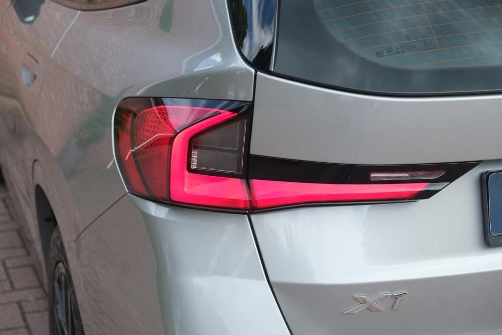 BMW X1 xDrive25e 245pk Aut. M Sport | Navi | Climate | Keyless | Camera | Alcatara | Elektrische Achterklep | Stoelverwarming | PDC afbeelding 27