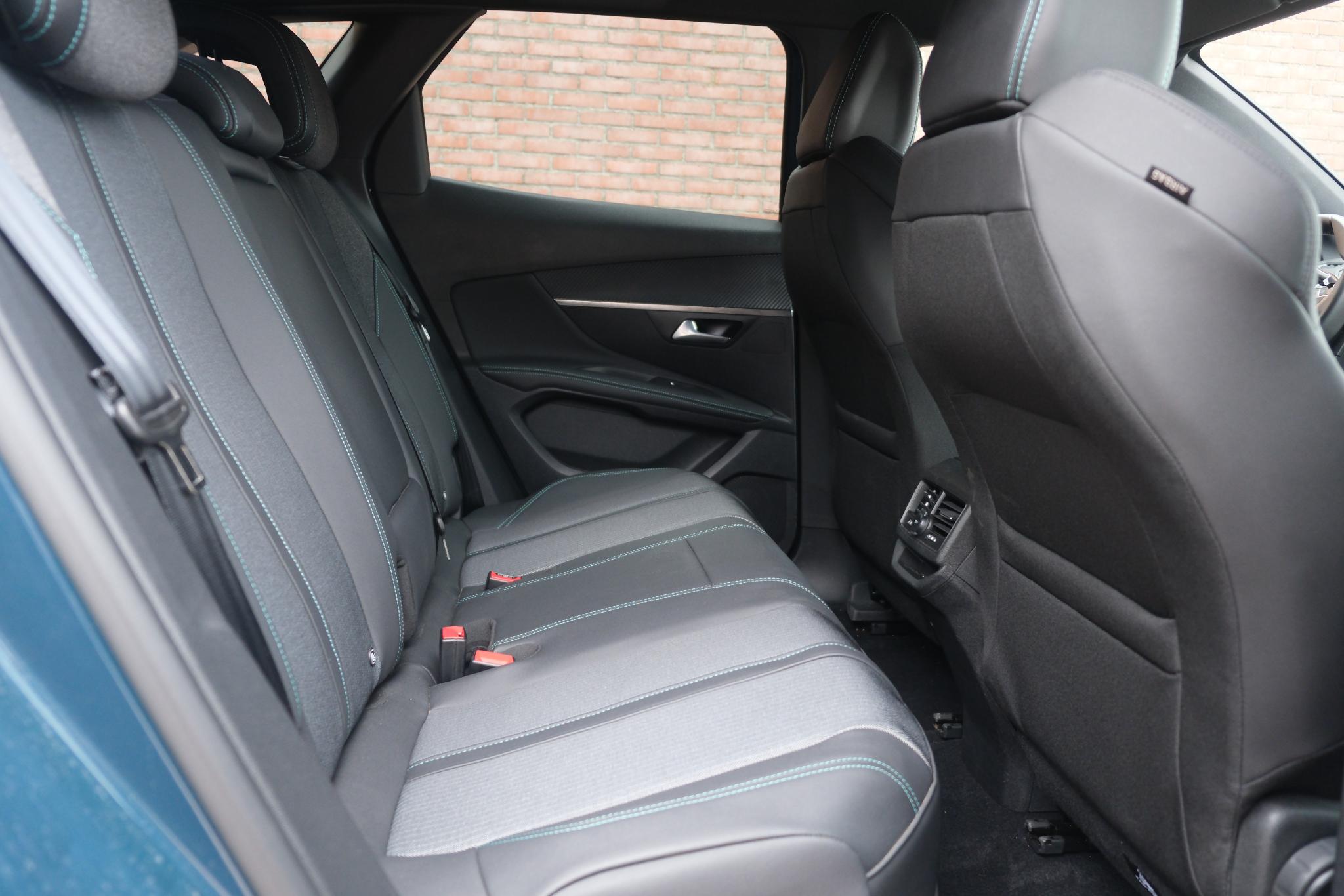Peugeot 3008 1.6 Plug-in HYbrid 180pk EAT8 Allure Pack Business | Navi | App Connect | Adaptive Cruise | Climate | Keyless | Camera | Blind Spot afbeelding 5