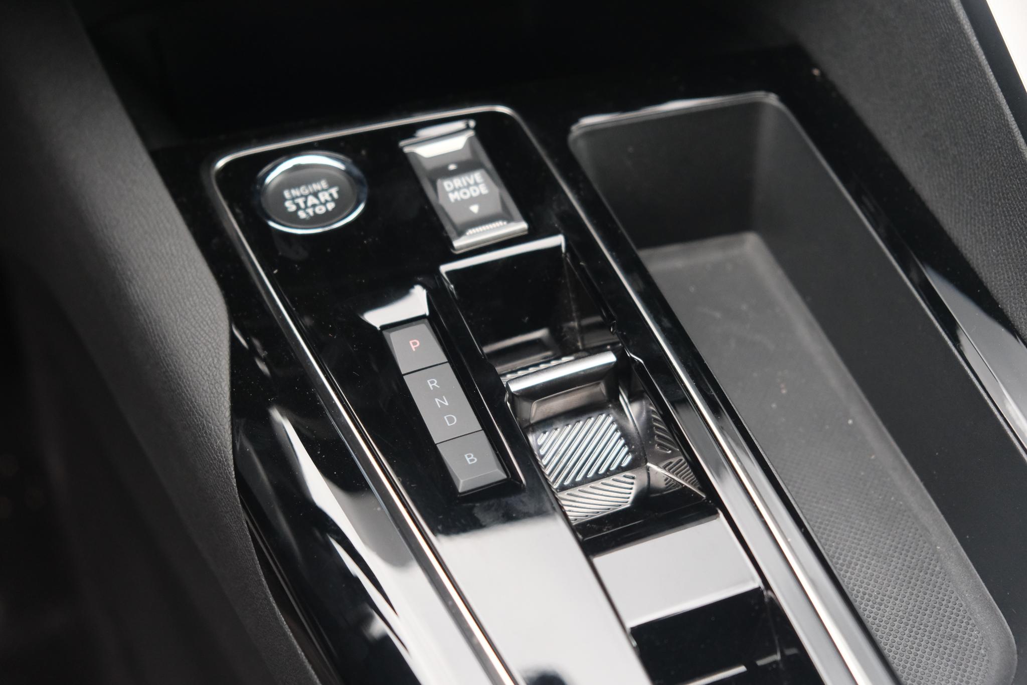 Peugeot 3008 1.6 Plug-in HYbrid 180pk EAT8 Allure Pack Business | Navi | App Connect | Adaptive Cruise | Climate | Keyless | Camera | Blind Spot afbeelding 17