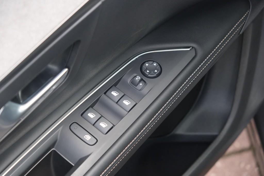 Peugeot 5008 1.2 PureTech 130pk EAT8 GT | Black Pack | Navi | App Connect | Adaptive Cruise | Keyless | Elektrische Achterklep afbeelding 26