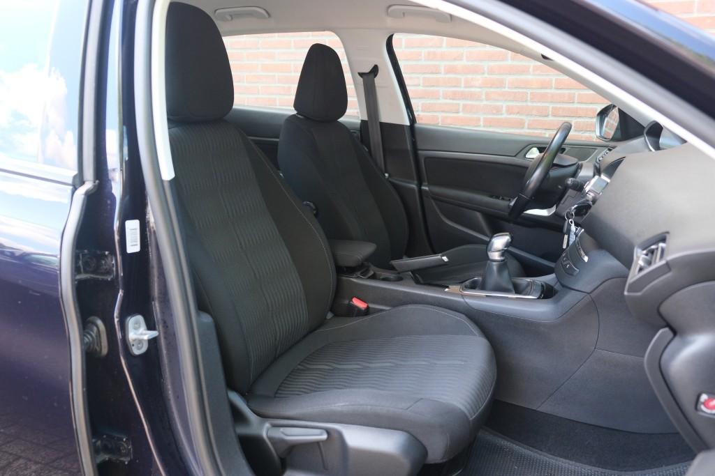 Peugeot 308 1.2 PureTech 110pk 5-drs Active | Navi | Climate | Cruise | PDC afbeelding 2