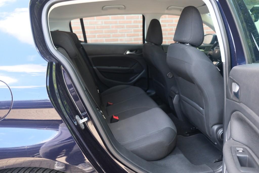 Peugeot 308 1.2 PureTech 110pk 5-drs Active | Navi | Climate | Cruise | PDC afbeelding 4